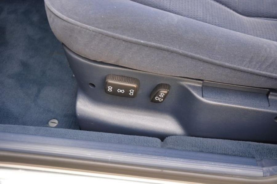 Детали интерьера BMW 740i (E32) 1992 года  (UK) (фото 3 из 170)